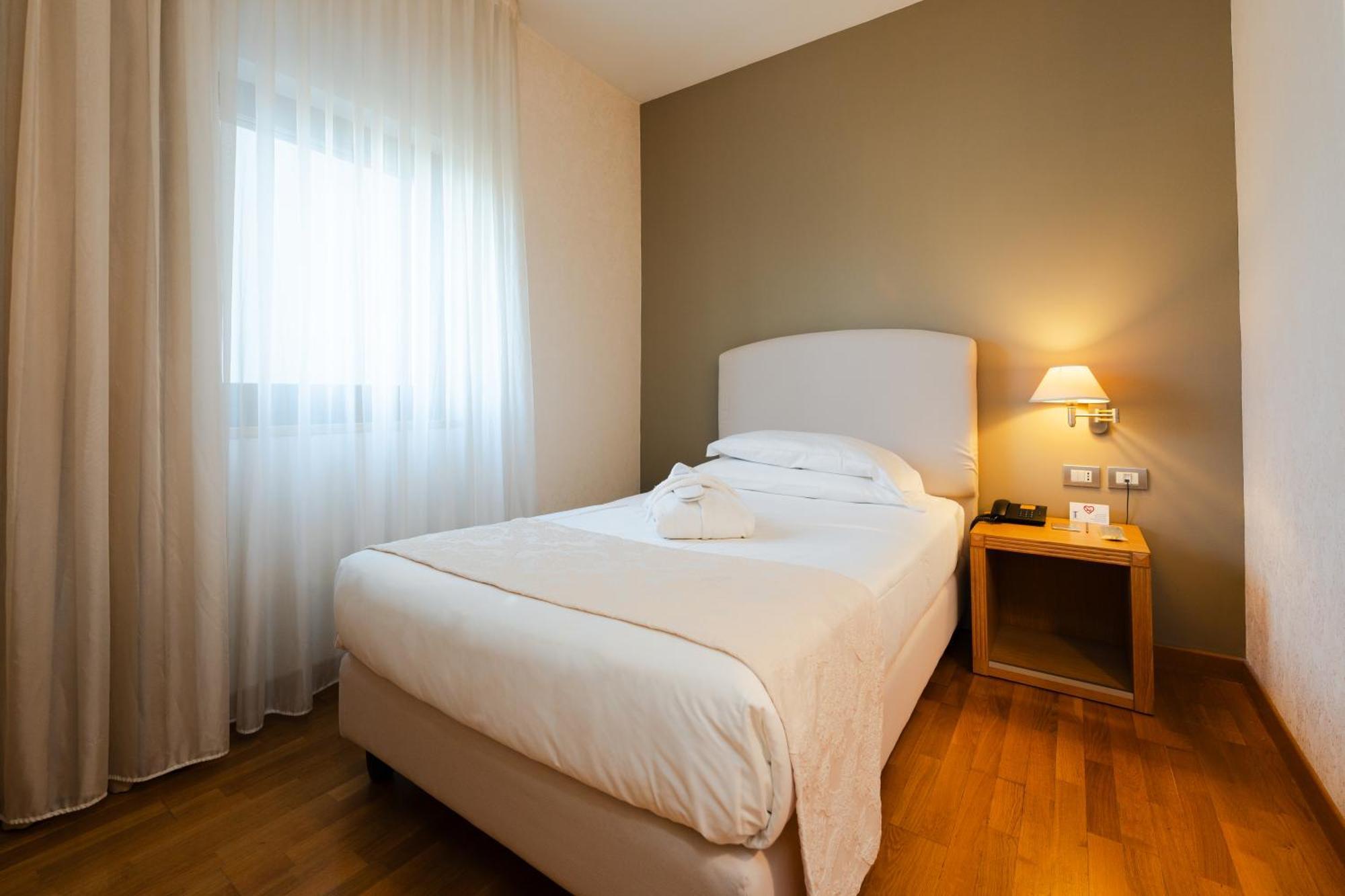 Hotel Touring Carpi Exteriör bild