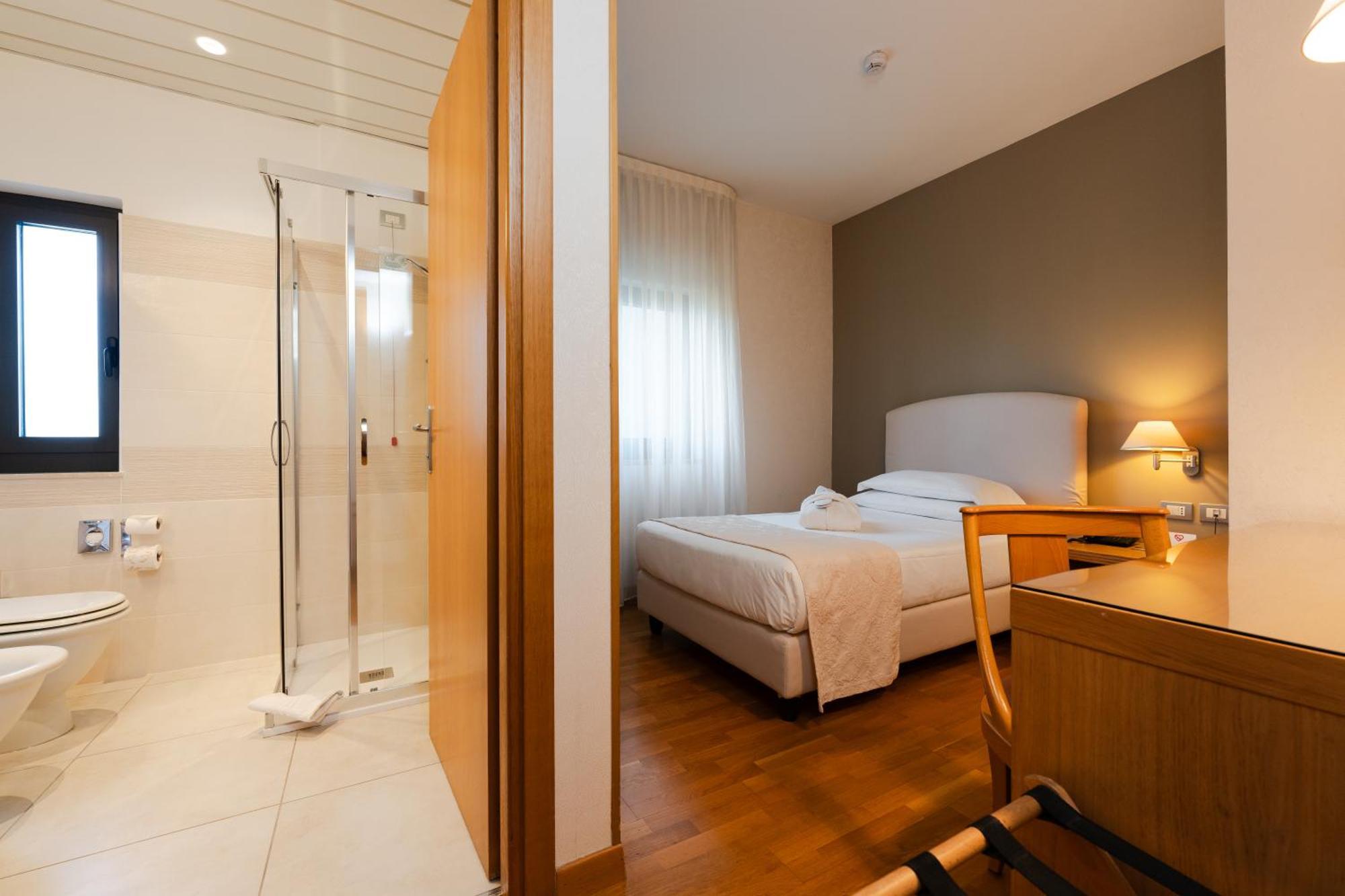 Hotel Touring Carpi Exteriör bild