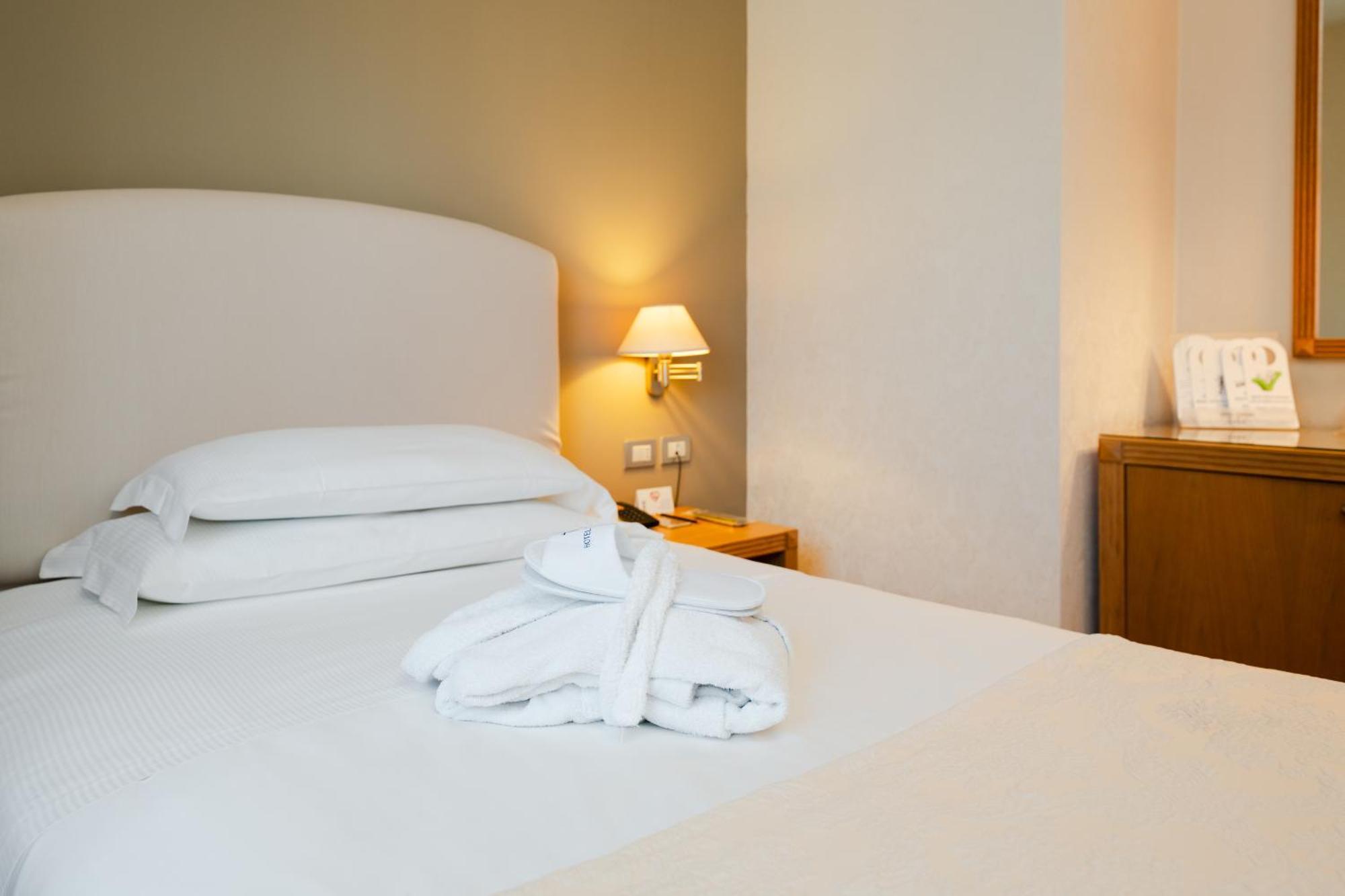 Hotel Touring Carpi Exteriör bild