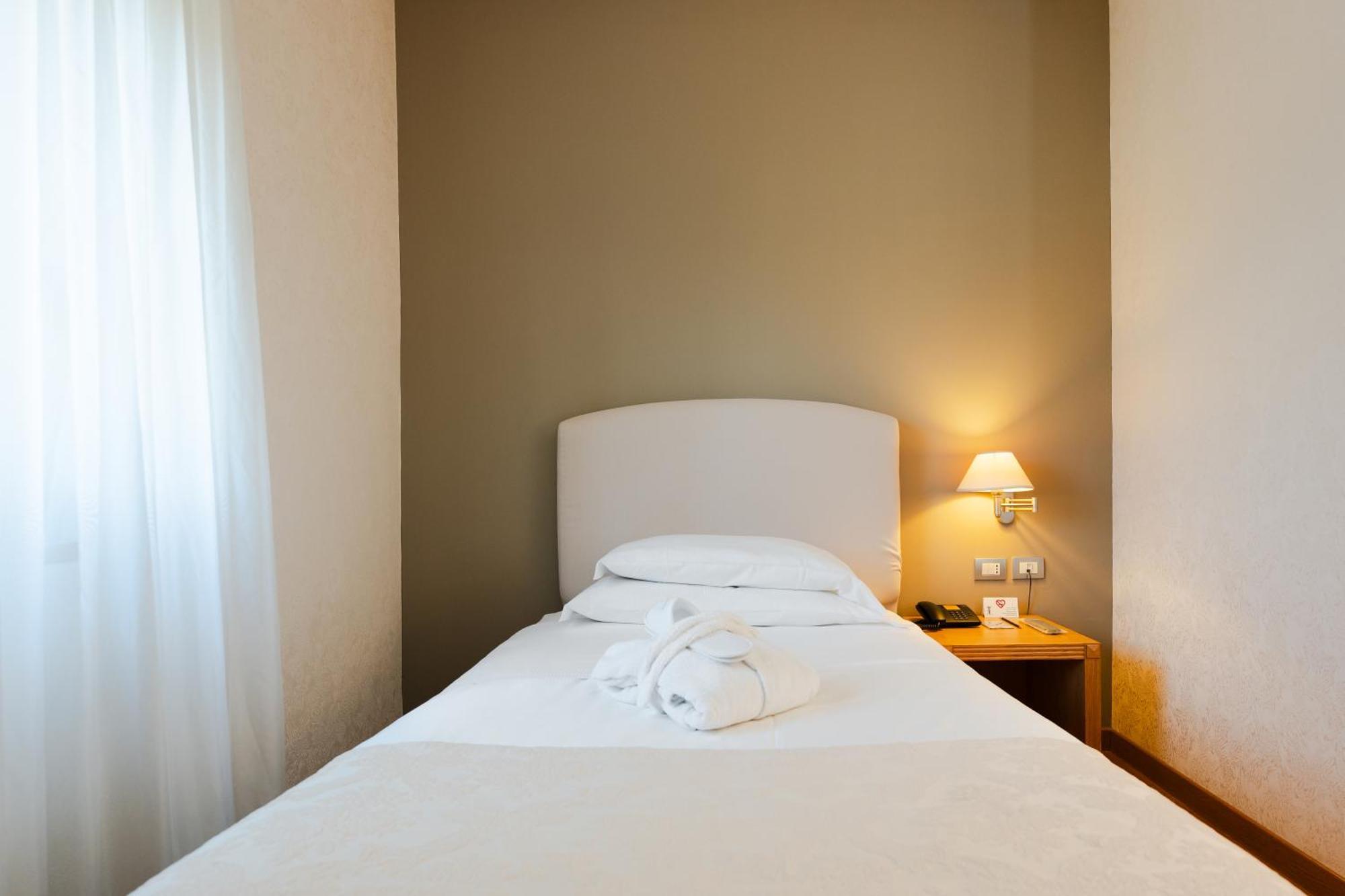 Hotel Touring Carpi Exteriör bild