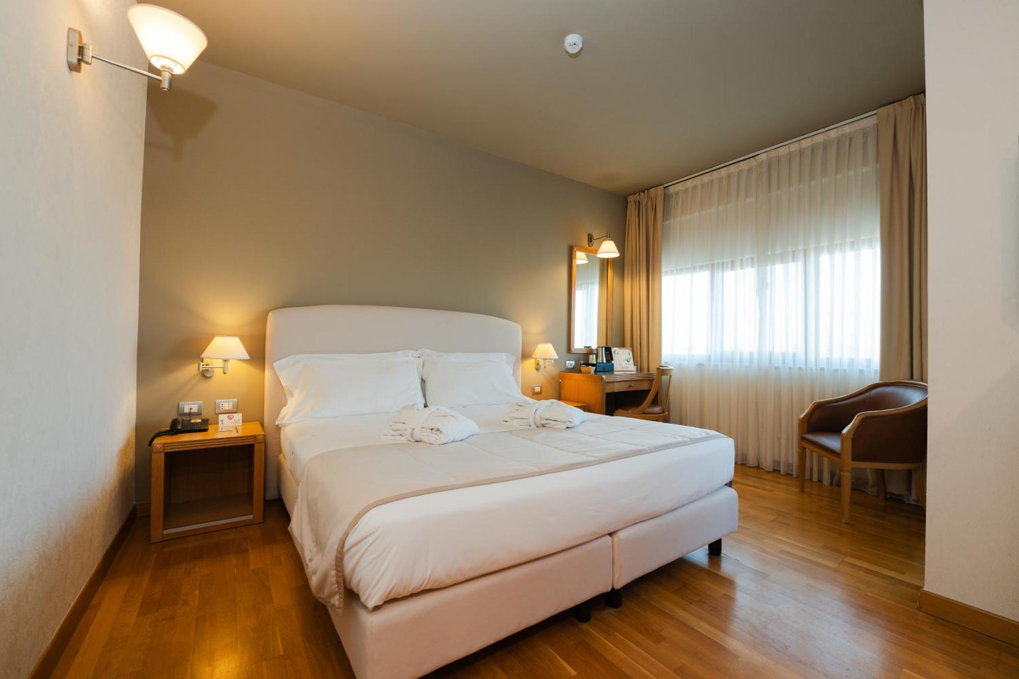 Hotel Touring Carpi Exteriör bild