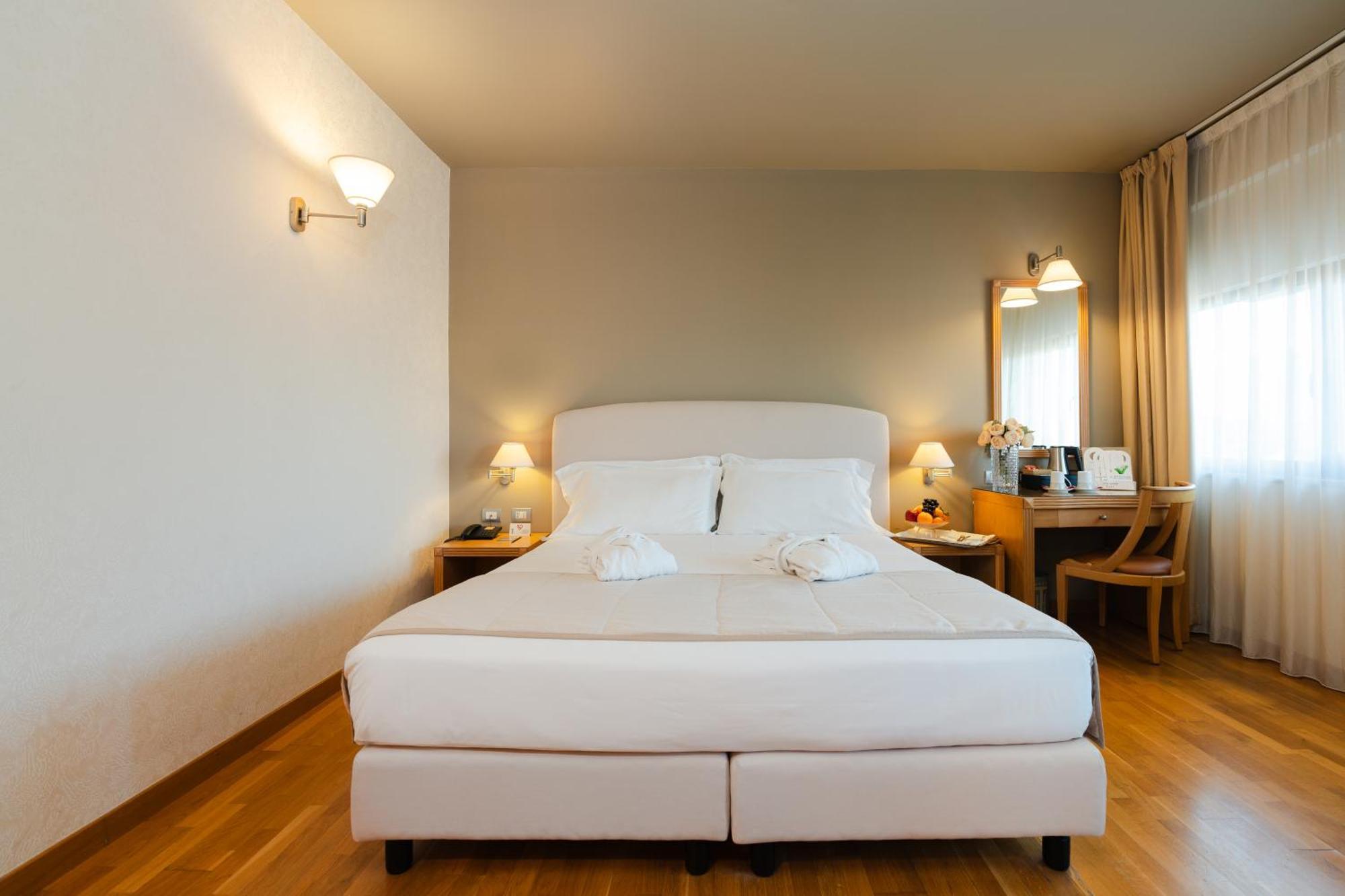 Hotel Touring Carpi Exteriör bild