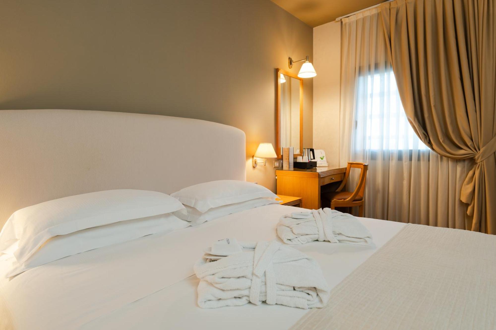 Hotel Touring Carpi Exteriör bild