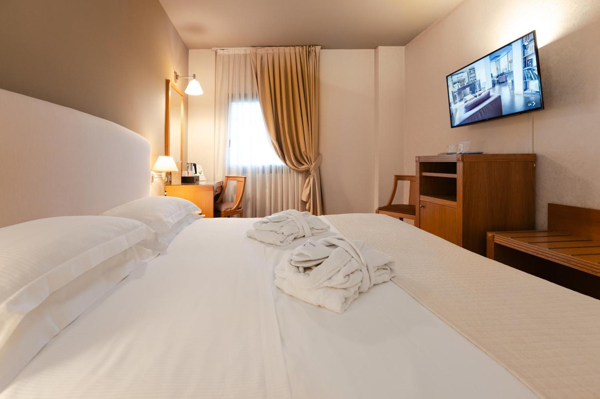 Hotel Touring Carpi Exteriör bild