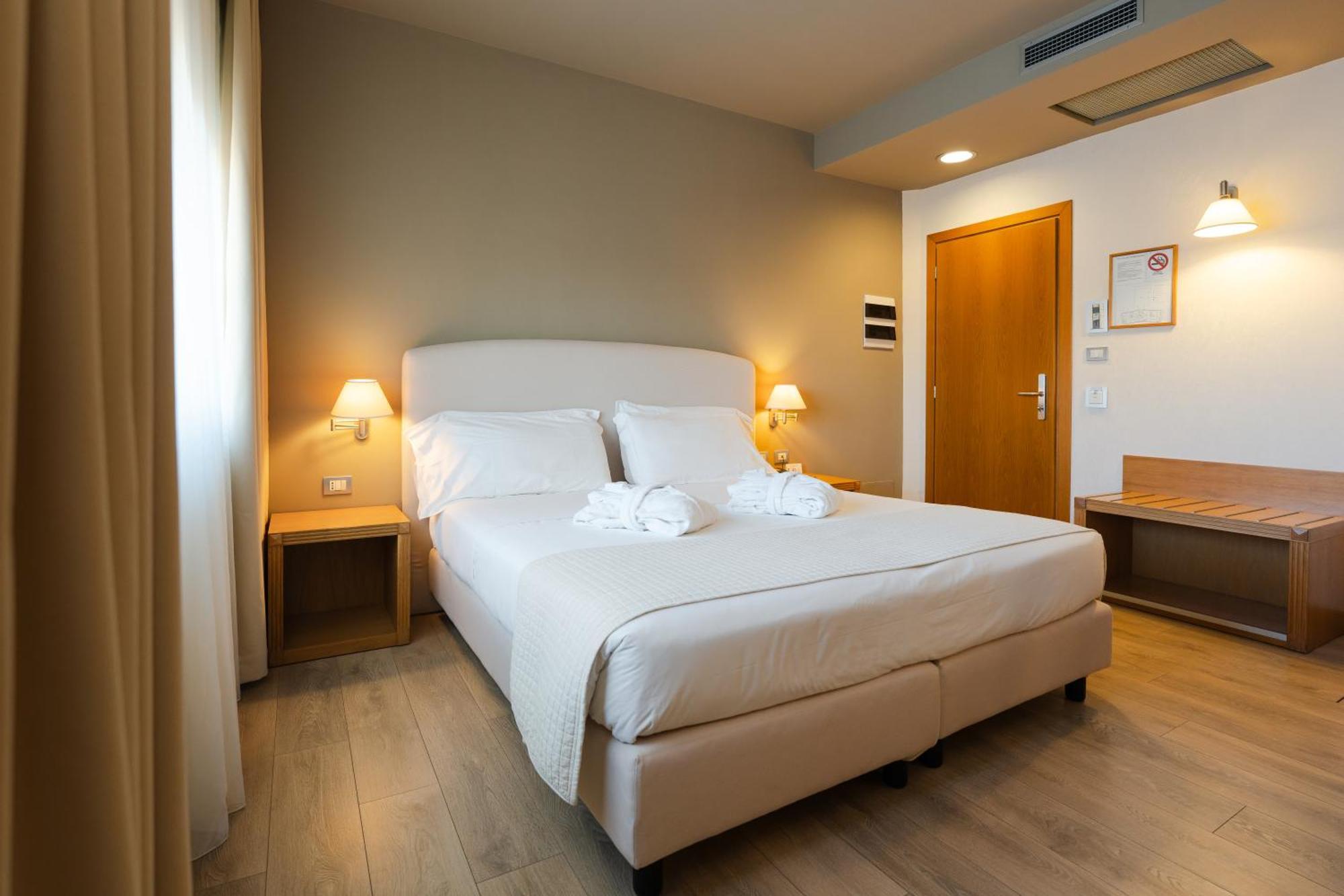Hotel Touring Carpi Exteriör bild