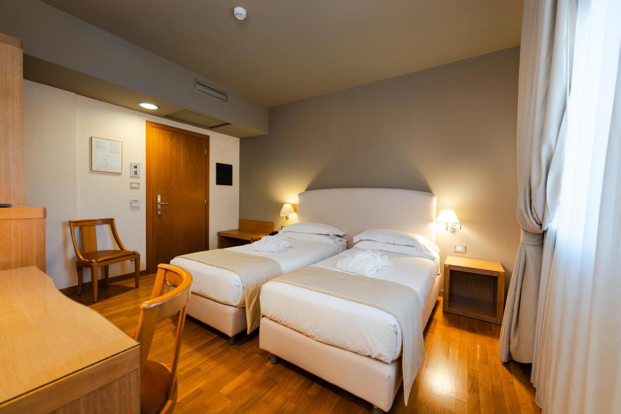 Hotel Touring Carpi Exteriör bild