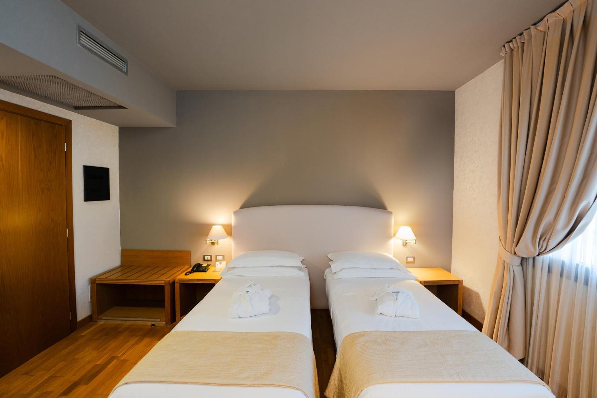 Hotel Touring Carpi Exteriör bild