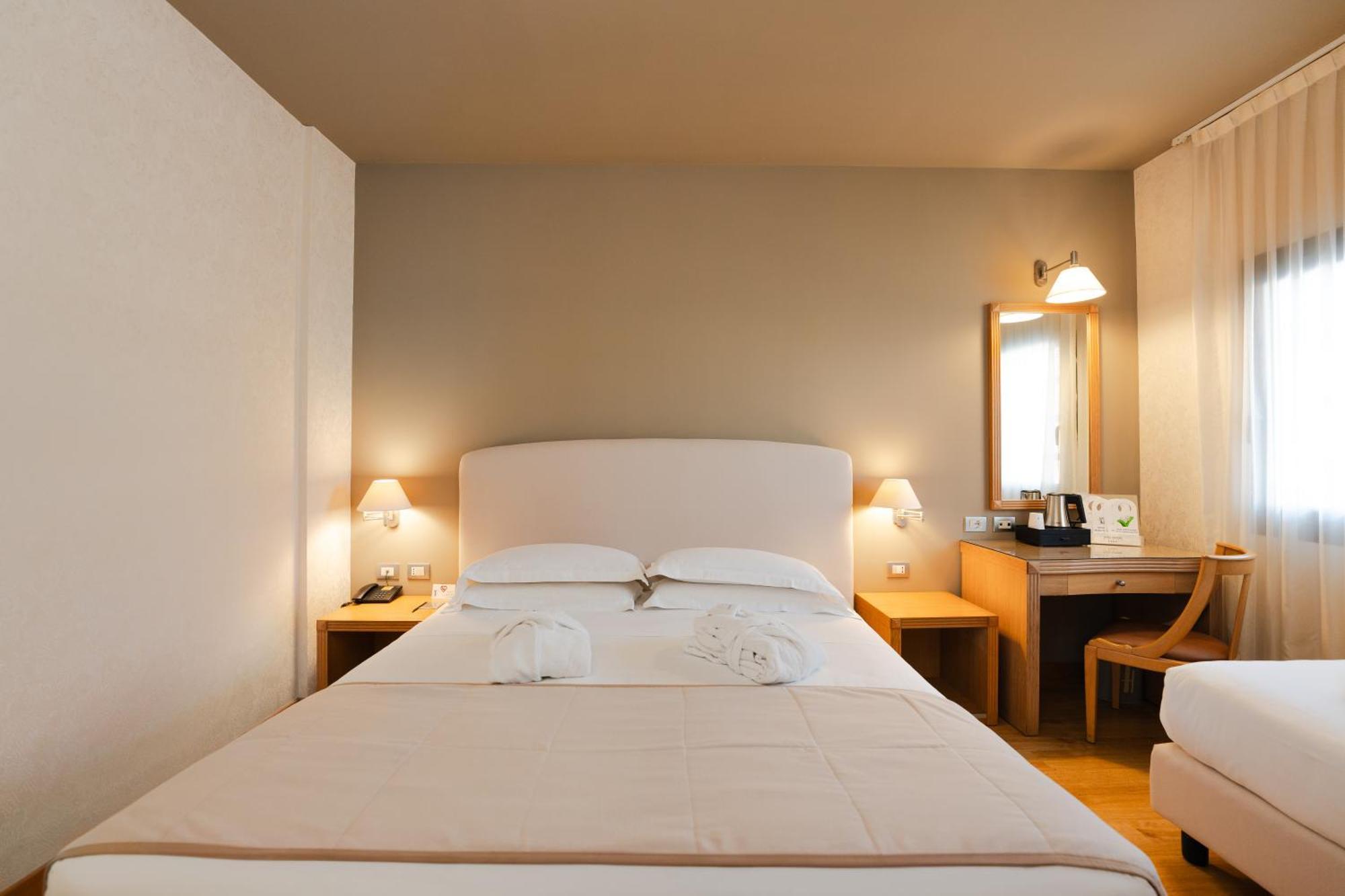 Hotel Touring Carpi Exteriör bild