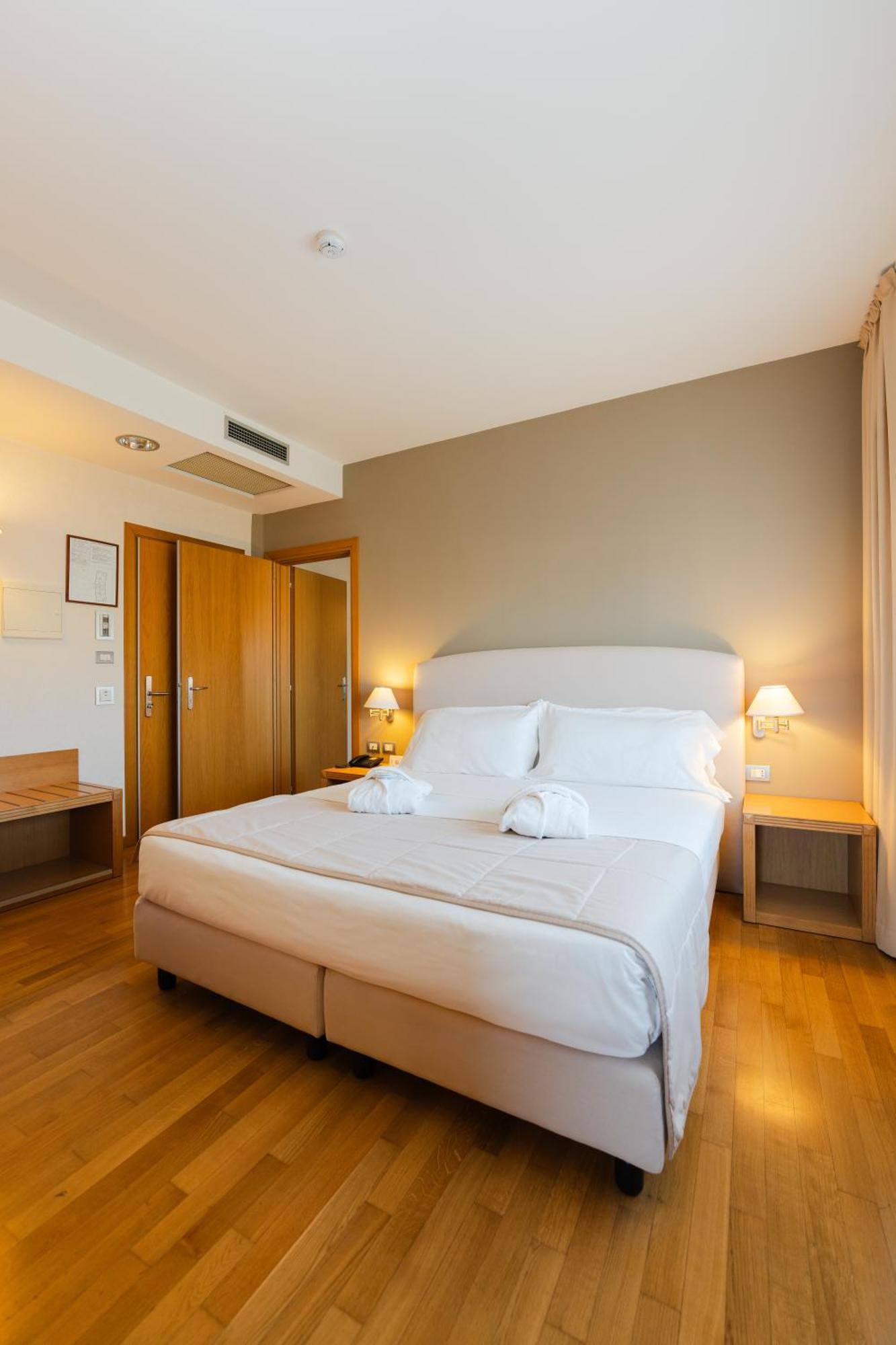 Hotel Touring Carpi Exteriör bild